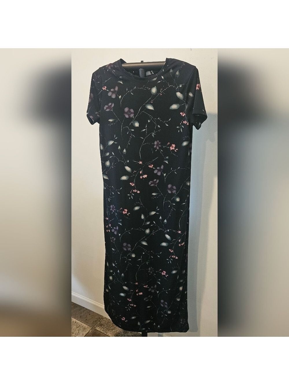 Cassino Women's Short Sleeve Maxi Dress In Black With A Multi Floral Print Small